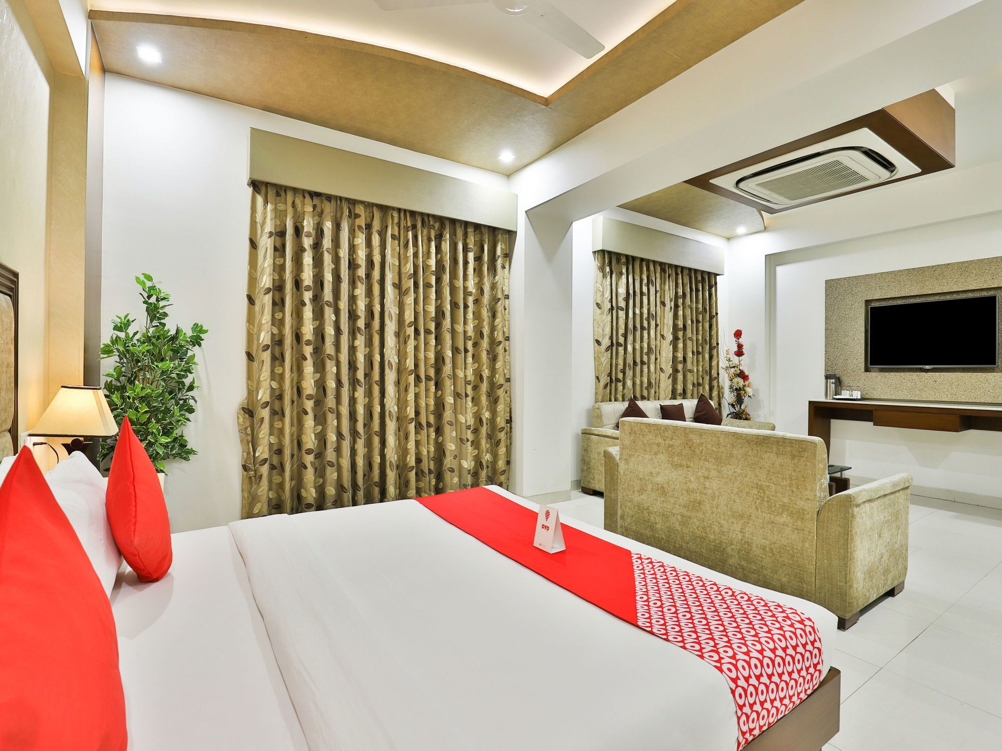 Oyo 13253 The Grand Vinayak Hotel Ahmadabad Zewnętrze zdjęcie